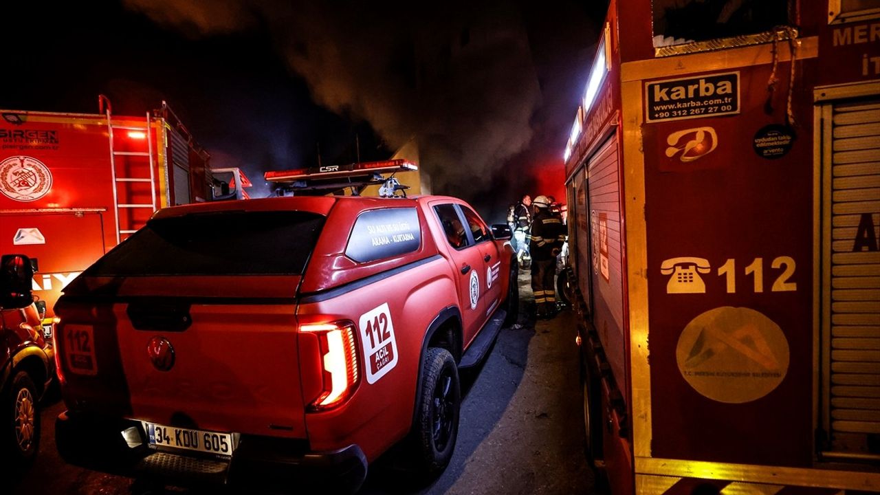 Mersin'deki Tekstil Fabrikası Yangını Kontrol Altına Alındı