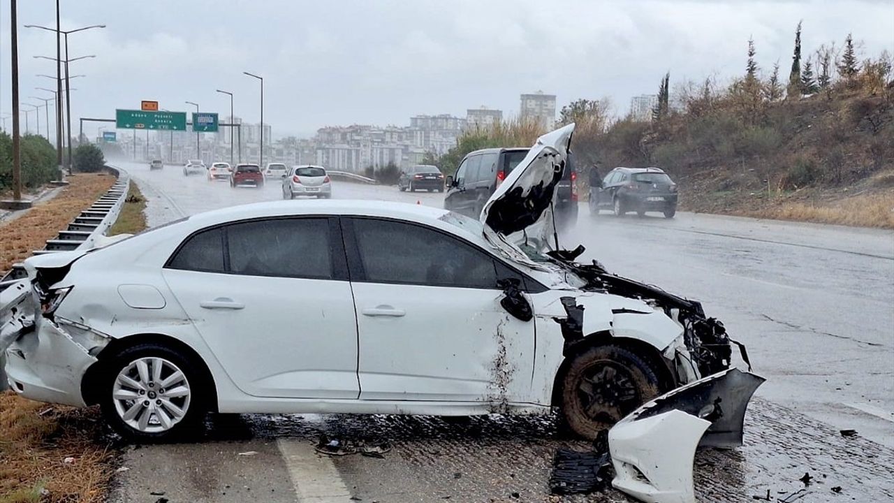 Mersin Tarsus'ta Bariyere Çarpan Otomobil Kazasında 4 Yaralı