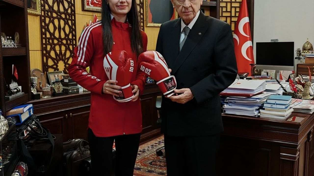 MHP Genel Başkanı Bahçeli, Avrupa Kick Boks Üçüncüsü Aybüke Kılınç'ı Kabul Etti