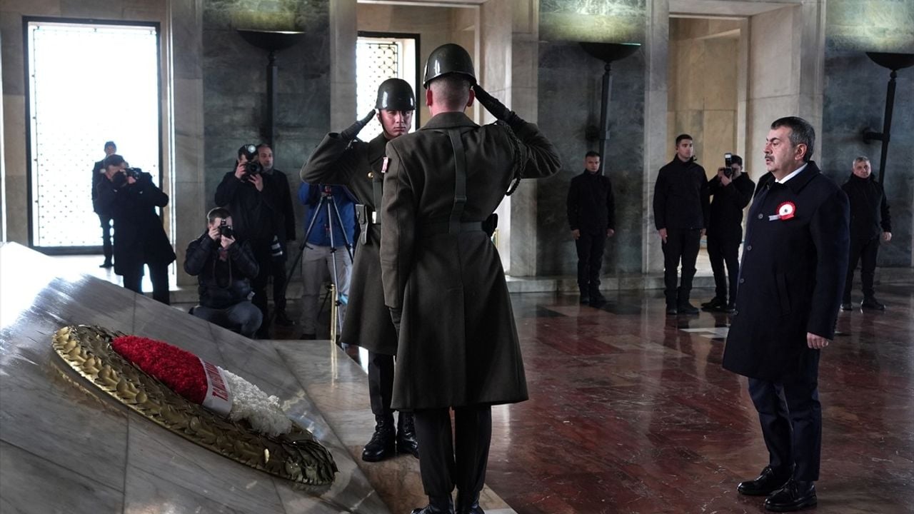 Milli Eğitim Bakanı Tekin, Anıtkabir'i Öğretmenler Günü'nde Ziyaret Etti