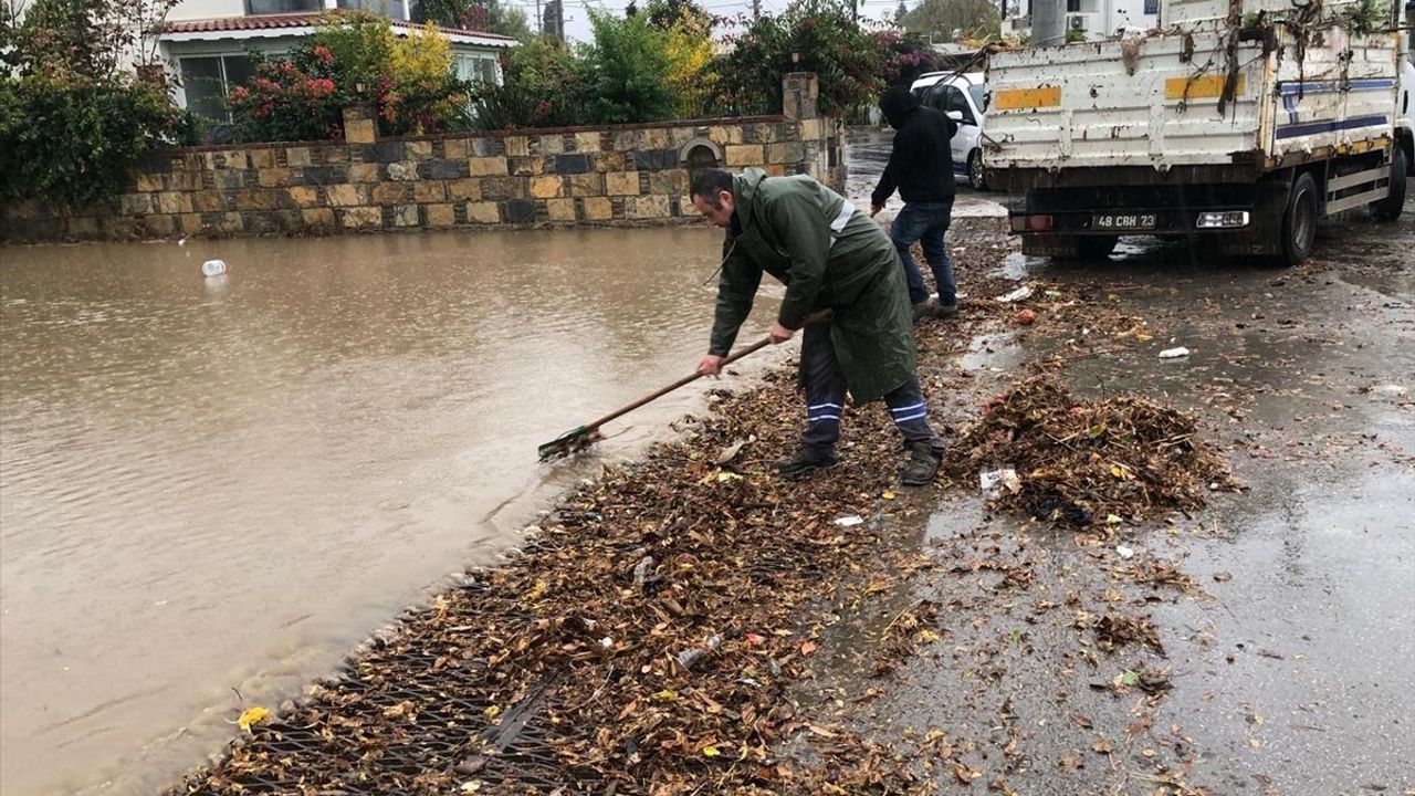 Muğla'da Sağanak Yağış Hayatı Olumsuz Etkiliyor