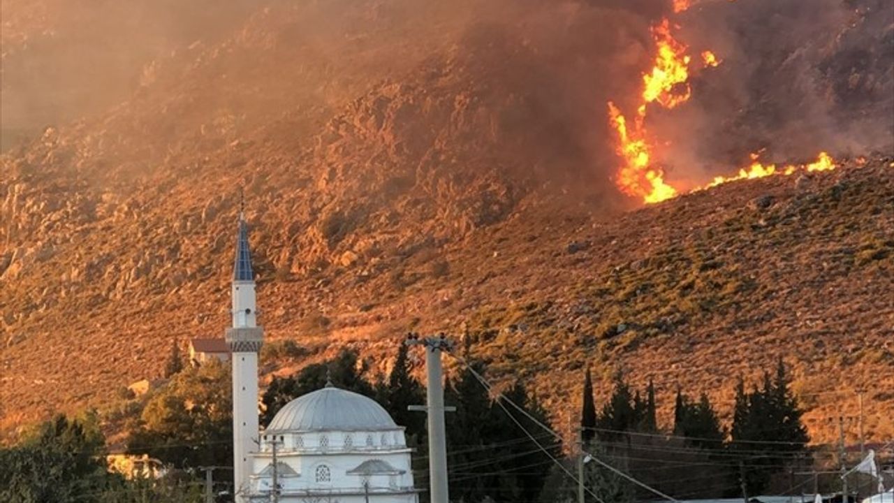 Muğla'nın Marmaris İlçesinde Yangın Kontrol Altına Alındı