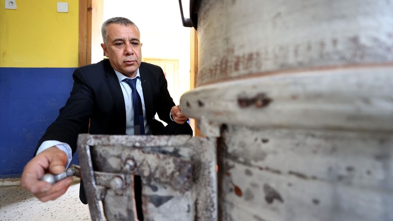 Muharrem Karabaş: Sivriler Köyü İlkokulu'nda Öğrencilerini Ihlamurla Karşılıyor