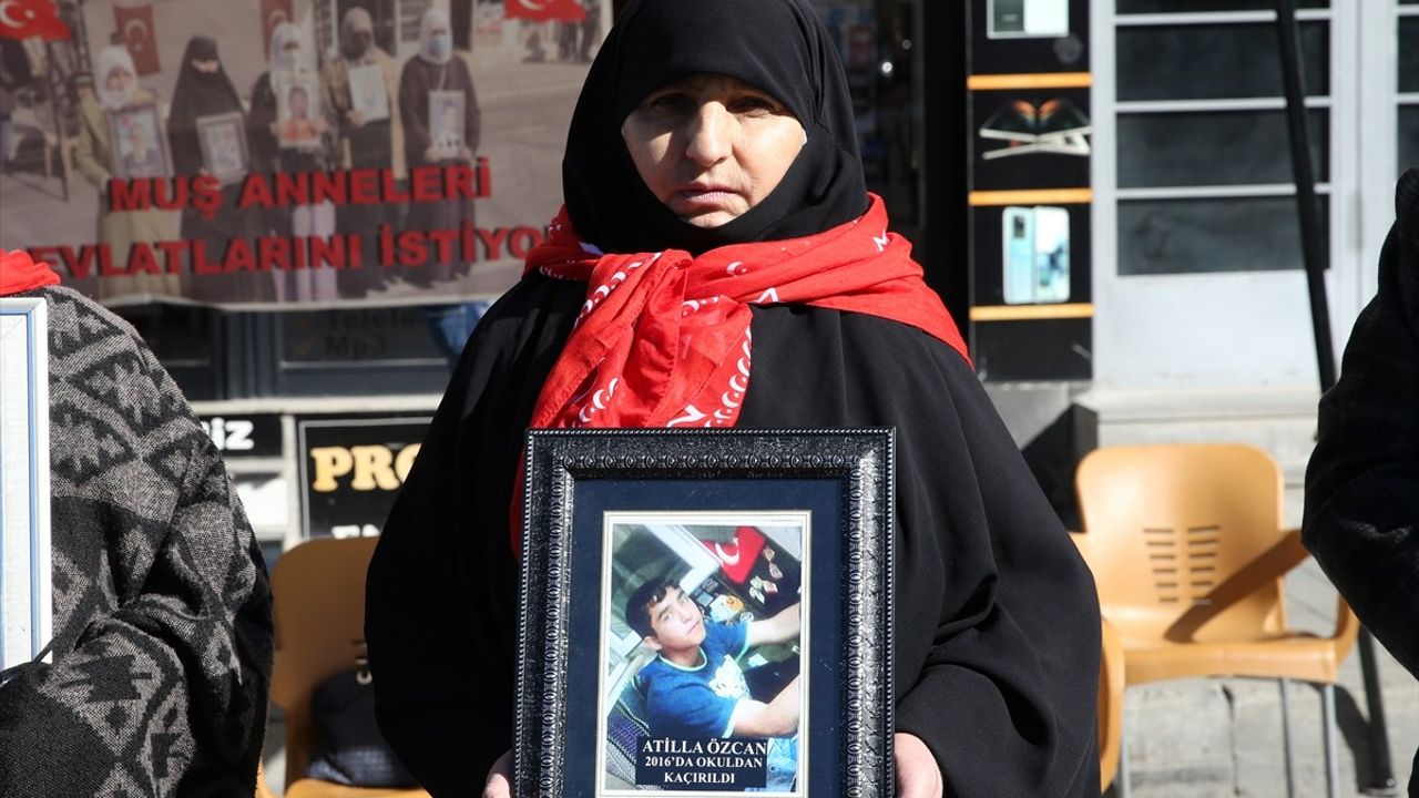 Muş'ta Aileler, Çocukları İçin 'Evlat Nöbeti'ni Devam Ettiriyor