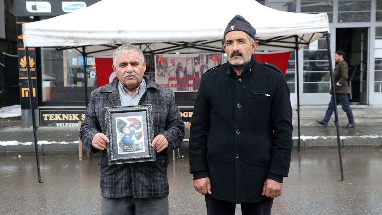 Muş'ta Aileler Çocukları İçin 'Evlat Nöbeti'ni Sürdürüyor