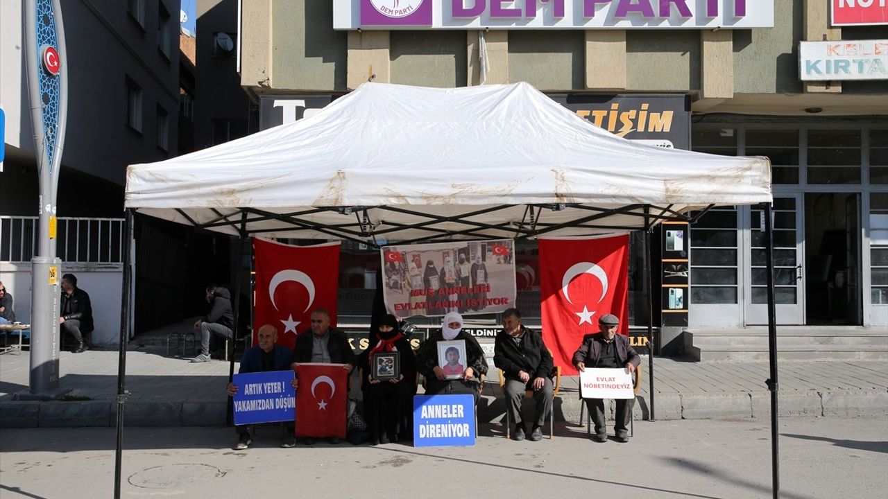 Muş'ta Aileler, DEM Parti Önünde Çocuklarını Kurtarmak İçin Eylemde