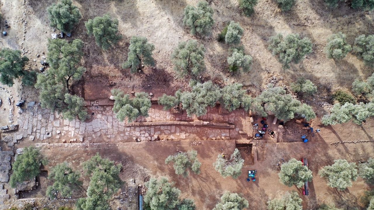 Nysa Antik Kenti'nde Tarihi İbadet Yolu Kazıları Yeniden Başladı