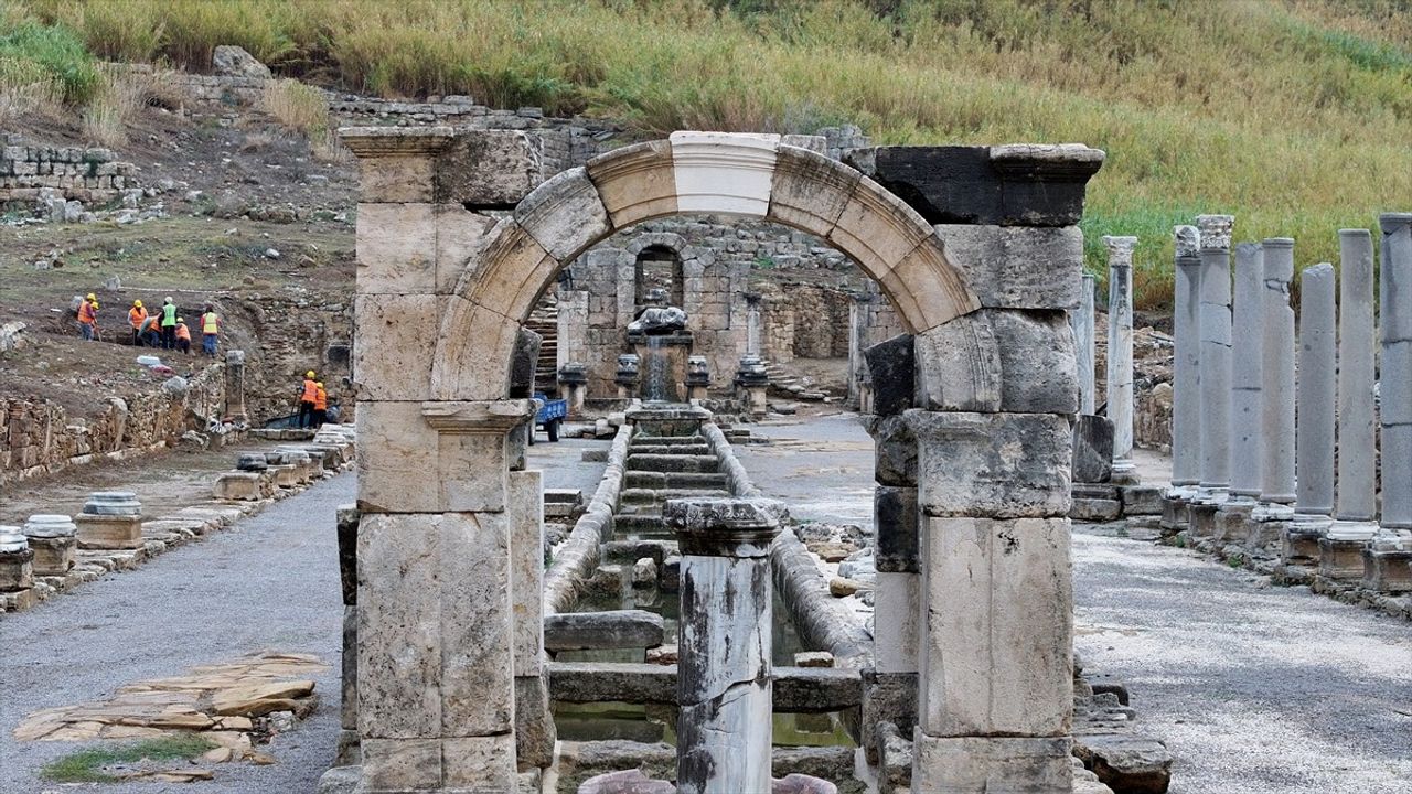 Perge Antik Kenti'nde 1800 Yıl Sonra Kestros Çeşmesi'nden Su Akmaya Başladı