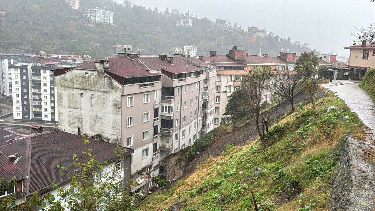 Rize Çayeli'nde Heyelan: 1 Ölü, 4 Yaralı