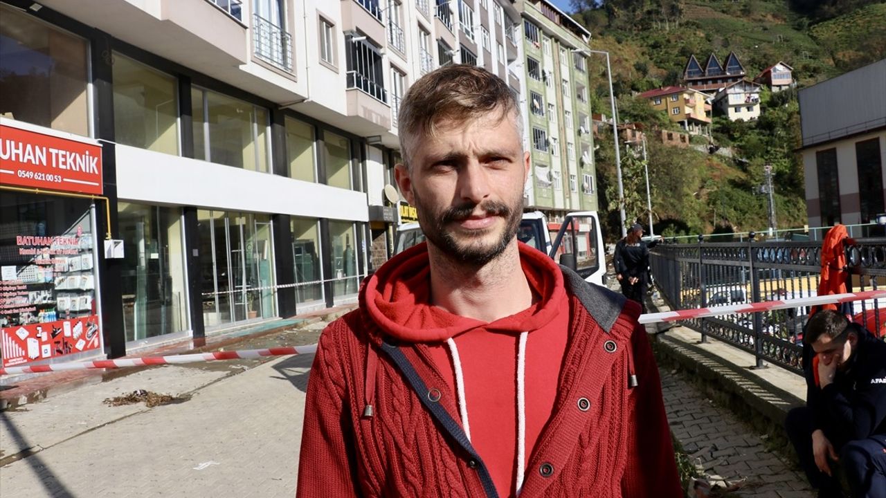Rize'de Heyelan Anı Evdeki Kamera ile Kaydedildi