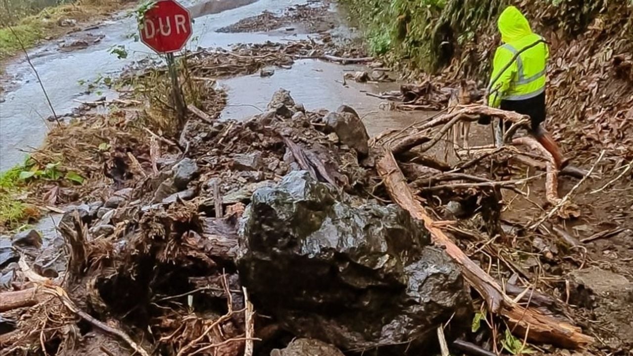 Rize'de Şiddetli Yağışlar 21 Köy Yolunda Heyelana Neden Oldu