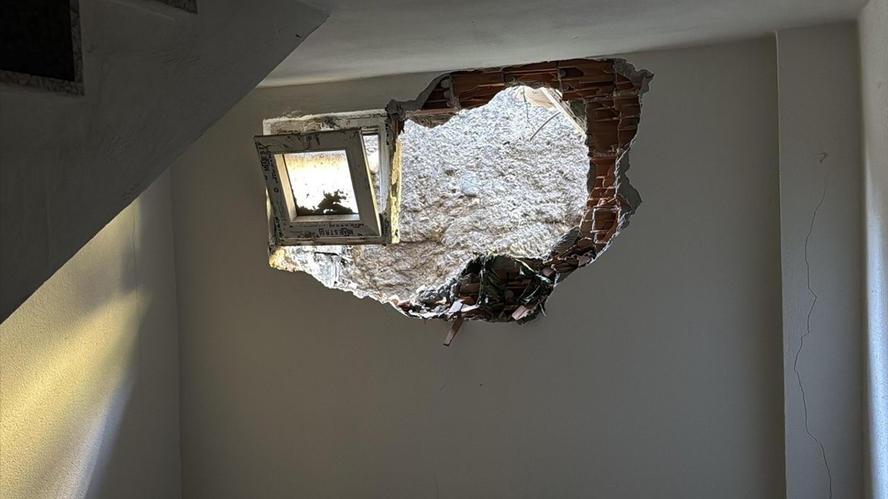 Rize'deki Heyelanda Tahliye Edilenler Eşyalarını Almak İçin AFAD'ın Gözetiminde