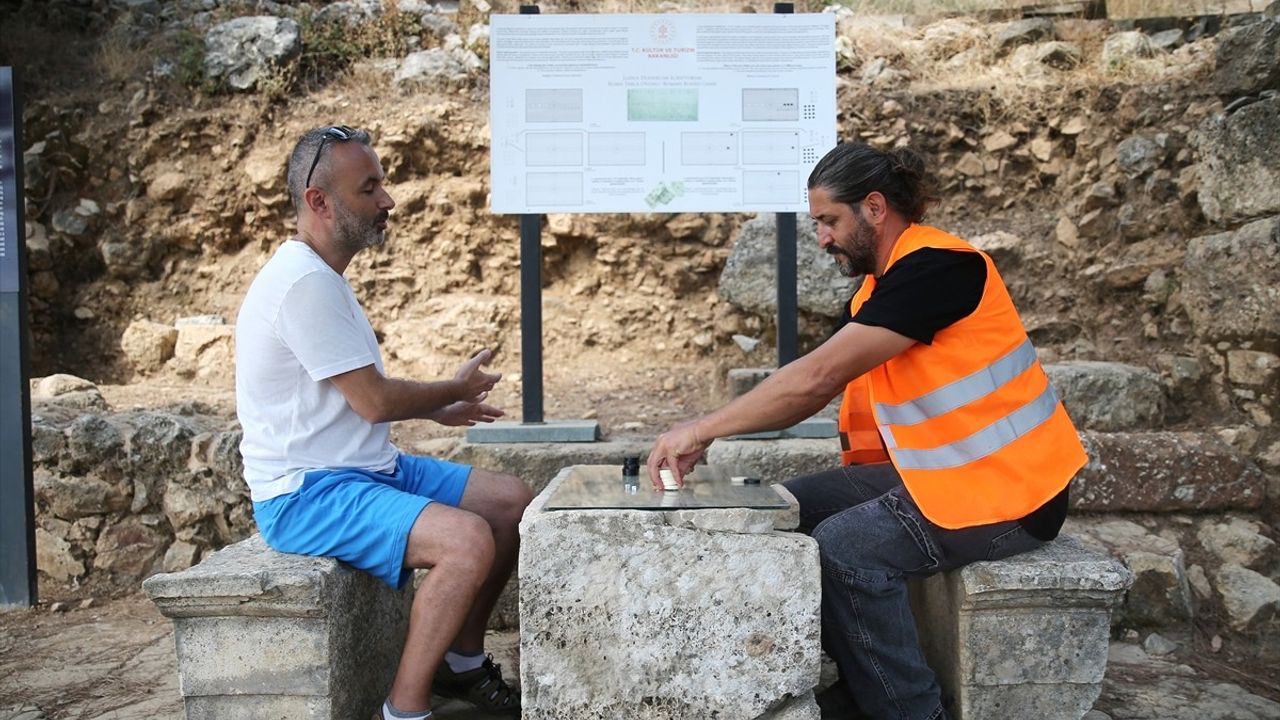 Roma Tavlası Oyunu Syedra Antik Kenti'nde Yaşatılıyor