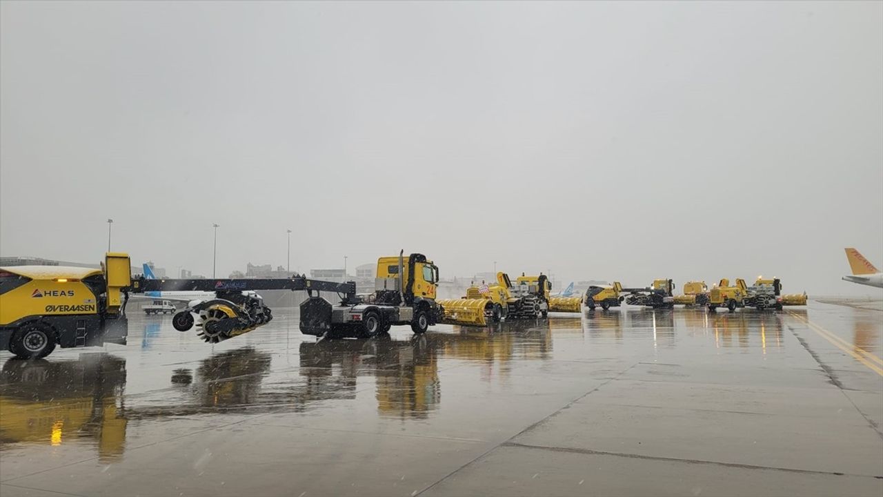 Sabiha Gökçen Havalimanı'nda Kar Yağışı Sebebiyle Uçuşlarda Aksamalar