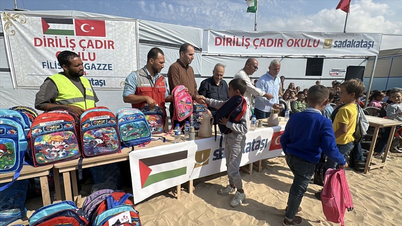 Sadakataşı Derneği, Gazze'deki Diriliş Çadır Okulu'nu Açtı