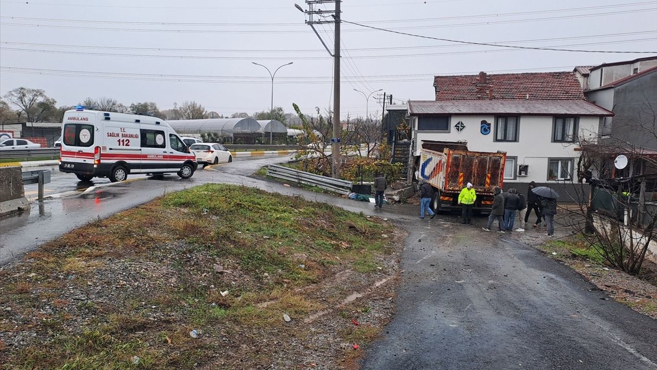 Sakarya'da Fren Arızası Nedeniyle Kamyon Eve Girdi, Sürücü Yaralandı