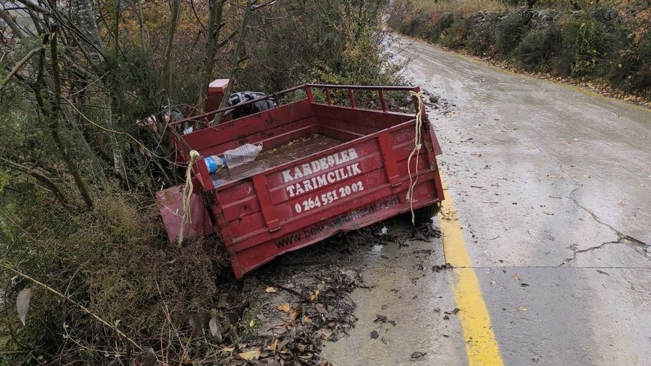 Sakarya'da Traktör Devrildi: 1 Ölü, 3 Yaralı