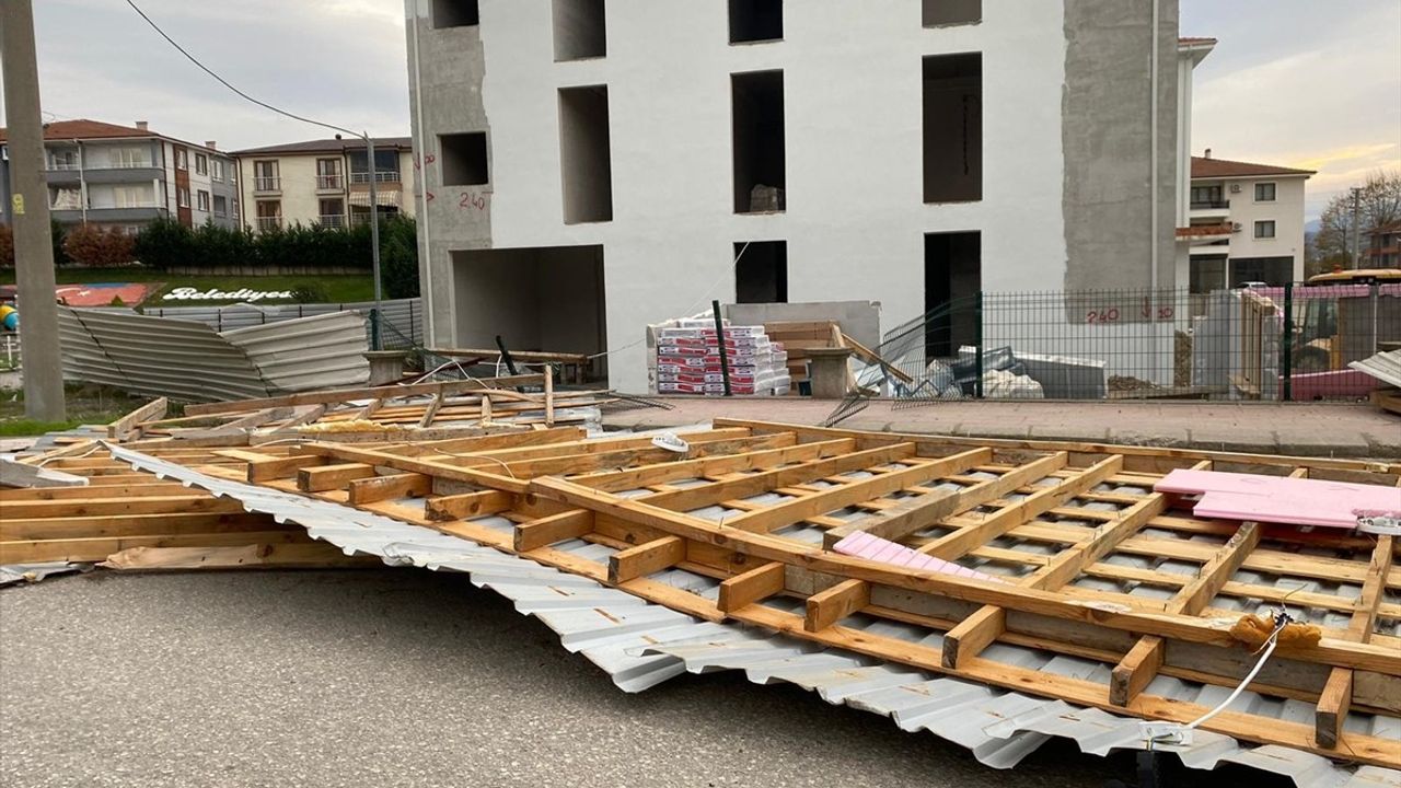 Sakarya ve Kocaeli'de Fırtına Günlük Yaşamı Olumsuz Etkiledi