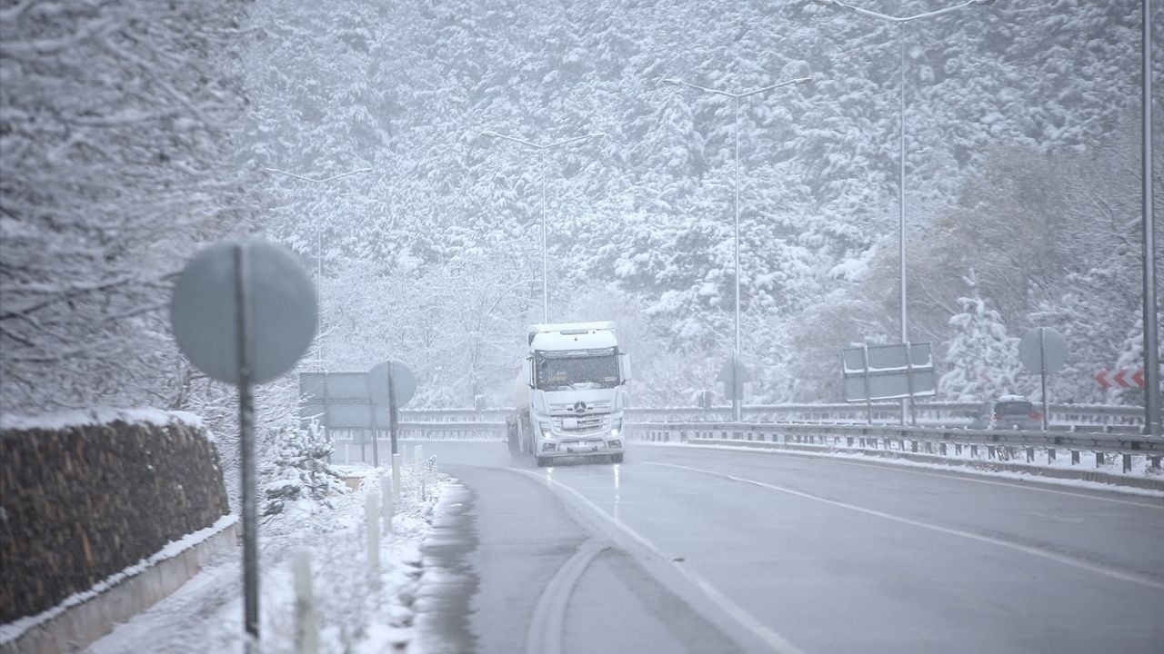 Samsun-Ankara Kara Yolunda Çorum Kesiminde Kar Yağışı Etkili Oluyor