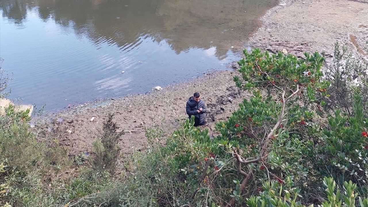 Sancaktepe'de Balık Tutmaya Giden Genç Çamura Saplanarak Kurtarıldı