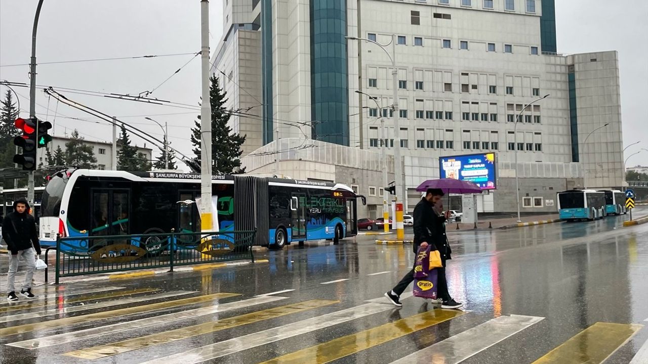 Şanlıurfa'da Öğle Saatlerinde Başlayan Sağanak Yağış Etkili Oldu