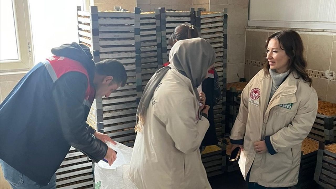 Şanlıurfa'da Yapılan Denetimde İki Ton Bozuk Tatlı ve Kuru Yemiş Ele Geçirildi