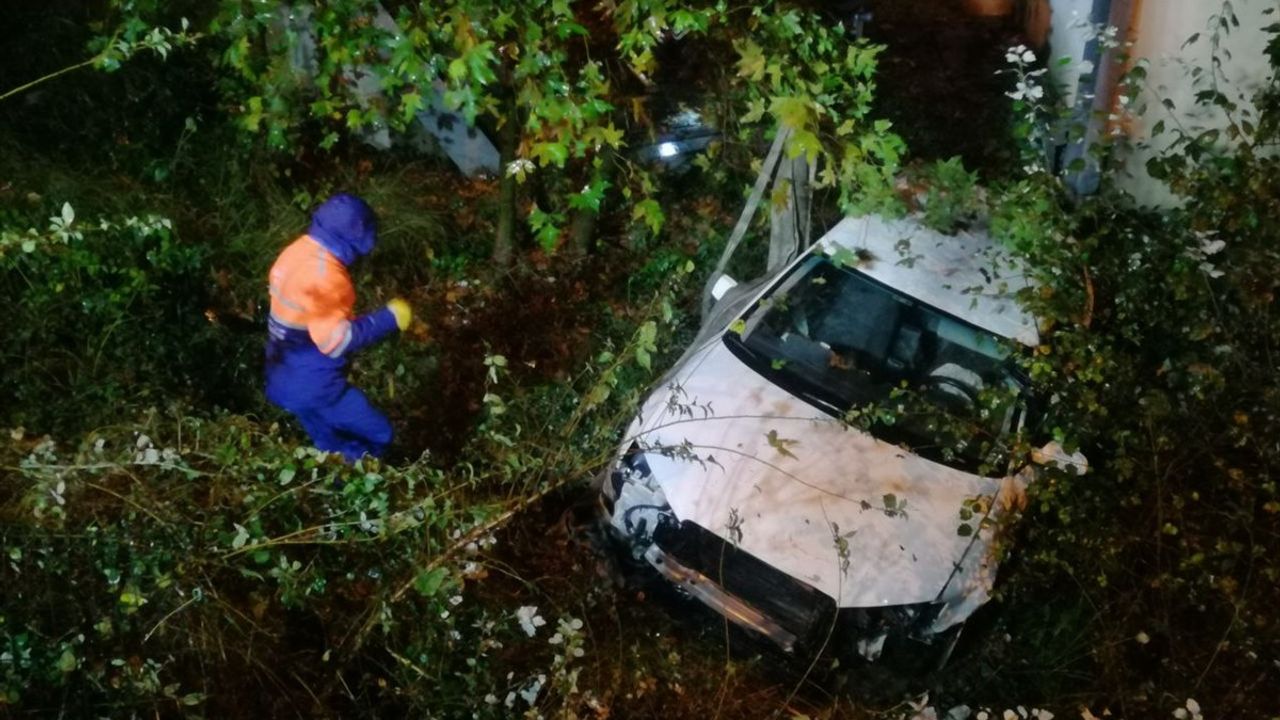 Sarıyer'de Tünel Çıkışında Otomobil Yeşillik Alana Düştü