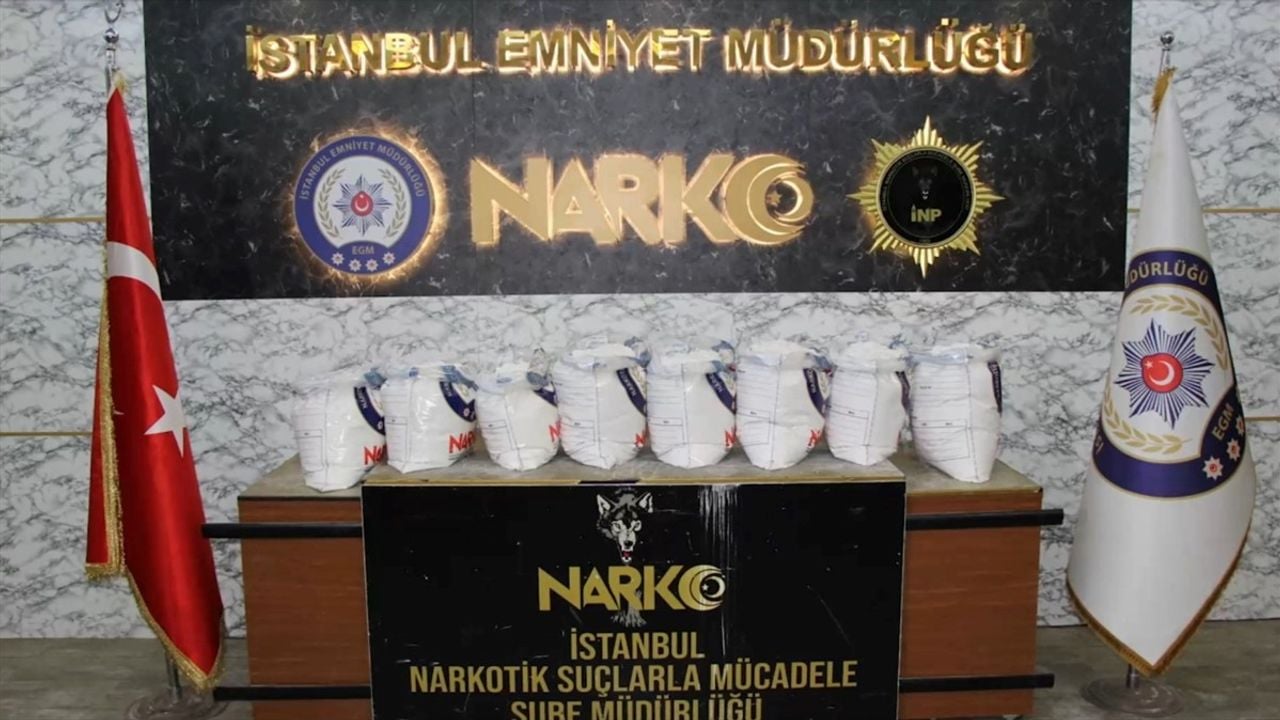 Silivri'de Kaya Tuzu Çuvalları Arasında 100 Kilogram Uyuşturucu Ele Geçirildi