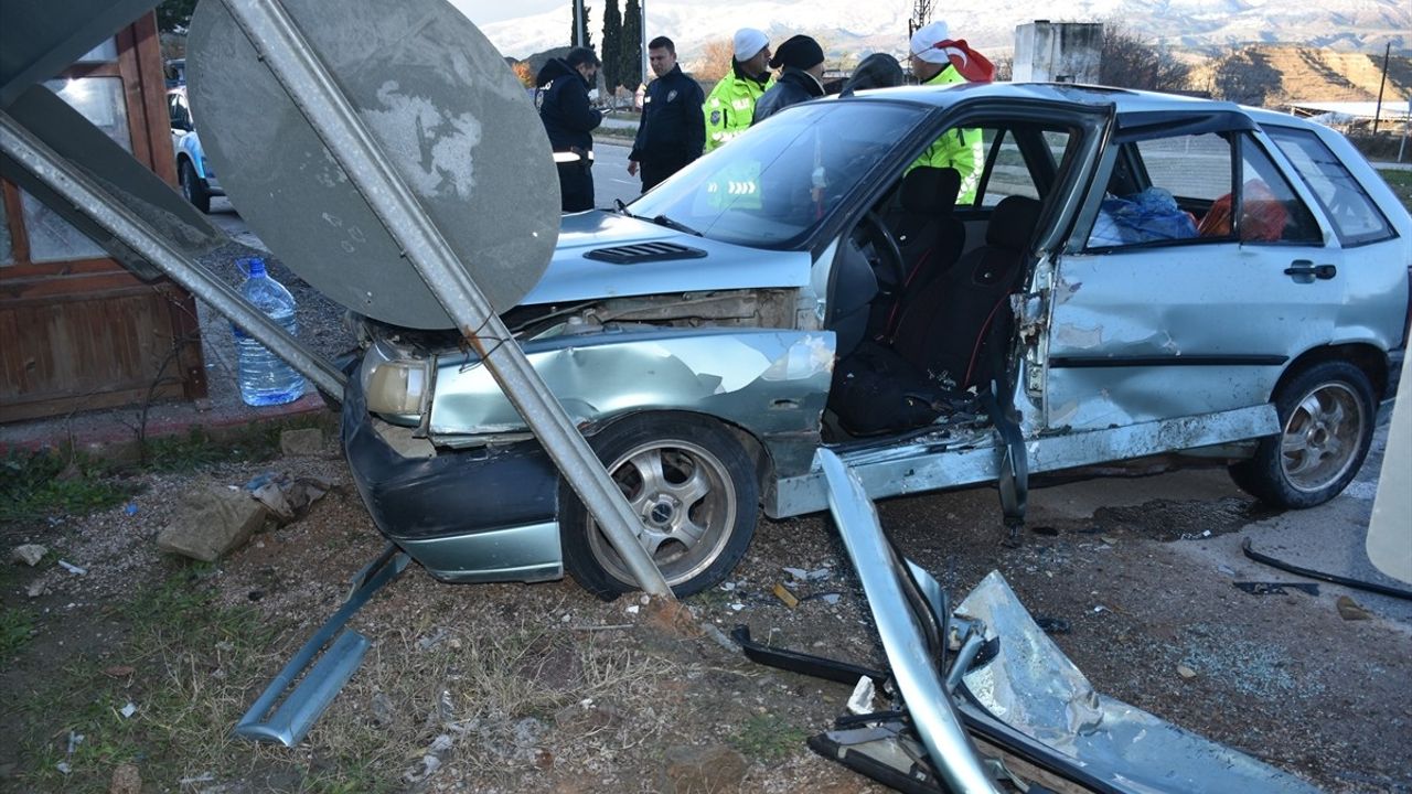 Sinop'ta İki Otomobil Çarpıştı: 5 Yaralı