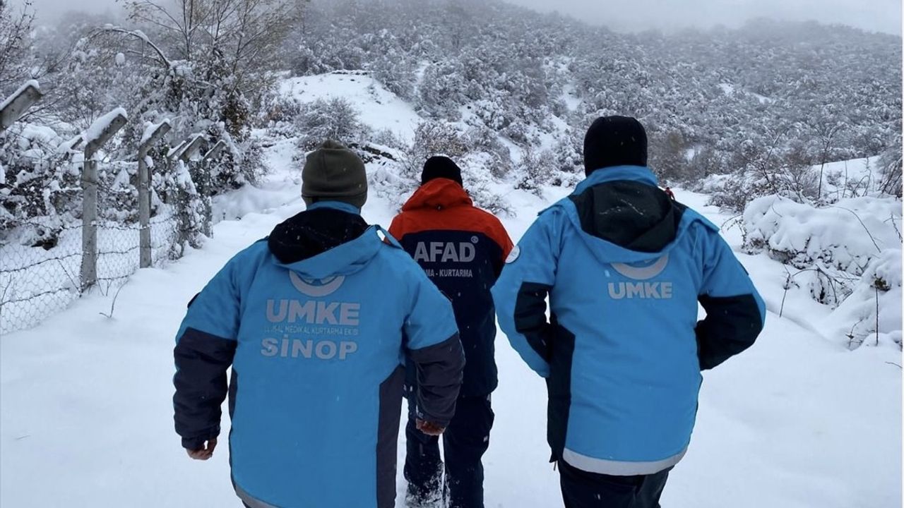 Sinop'ta Kar ve Tipi Nedeniyle Mahsur Kalan 8 Kişi Kurtarıldı