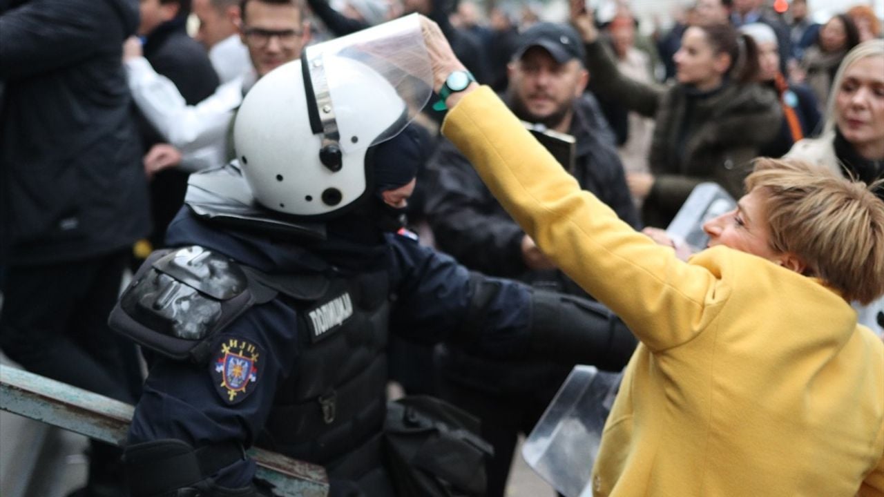 Sırbistan'da Tren İstasyonu Kazasına Muhalefetin Tepkisi Devam Ediyor