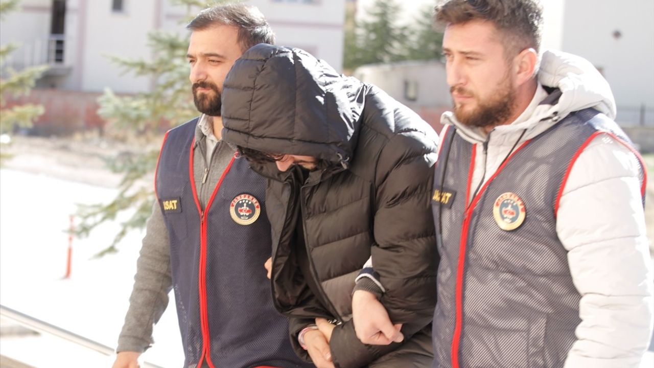 Sivas'ta Kendini Asker Olarak Tanıtan Dolandırıcı Yakalandı