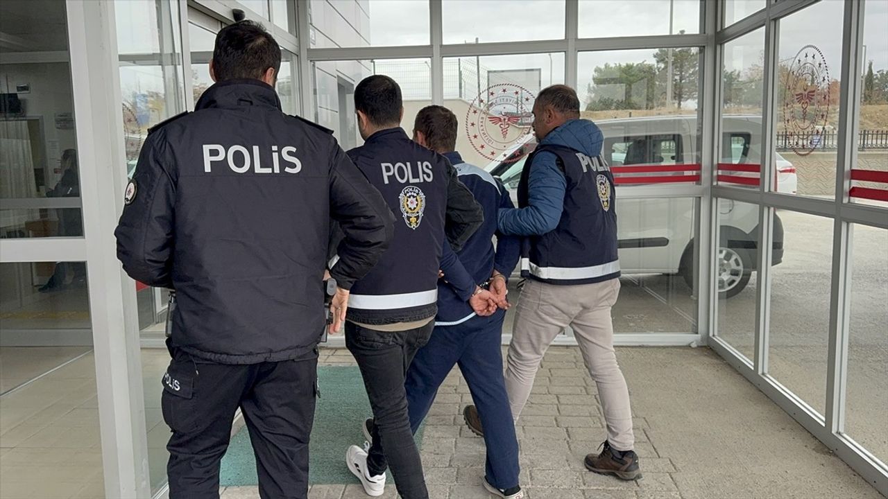 Tekirdağ'da Annesini Bıçakla Öldüren 17 Yaşındaki Genç Tutuklandı