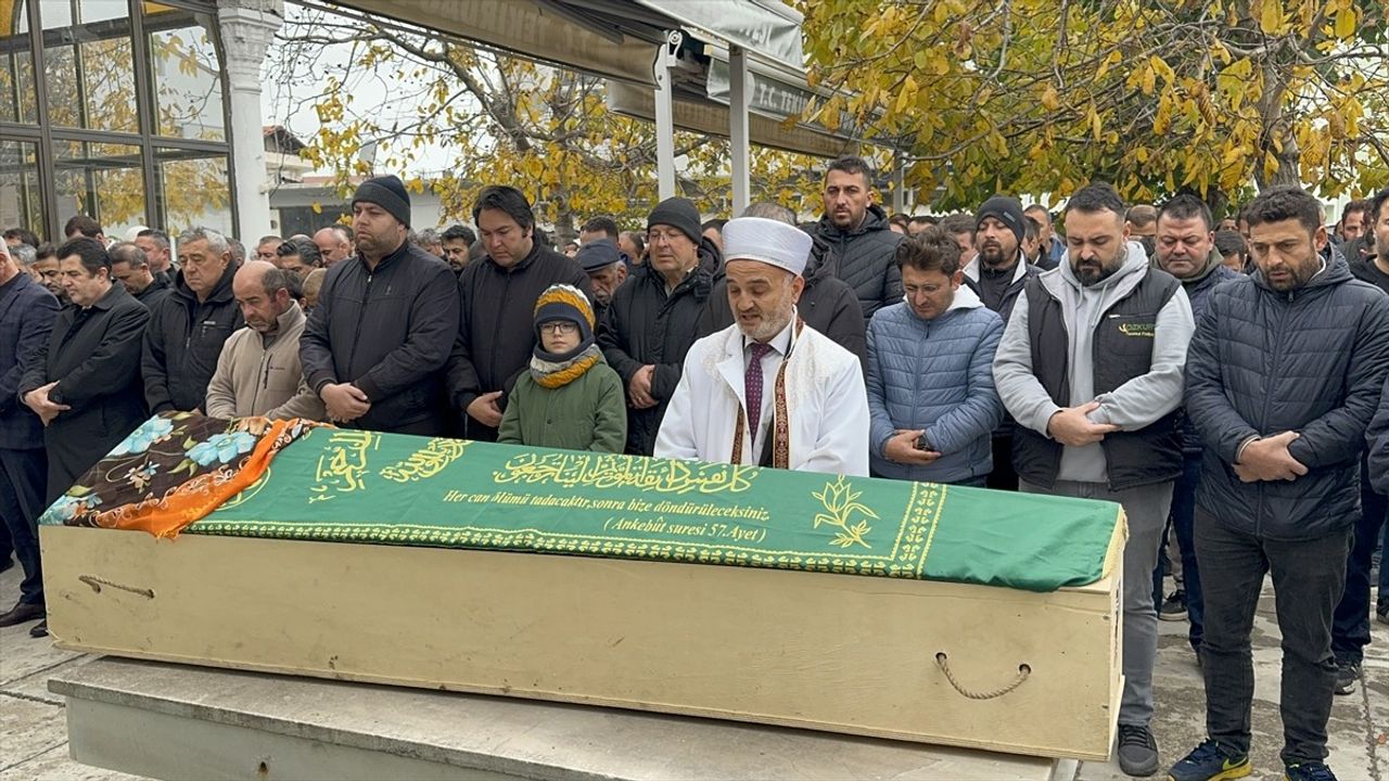 Tekirdağ'da Oğlu Tarafından Bıçaklanarak Öldürülen Annenin Cenazesi Toprağa Verildi