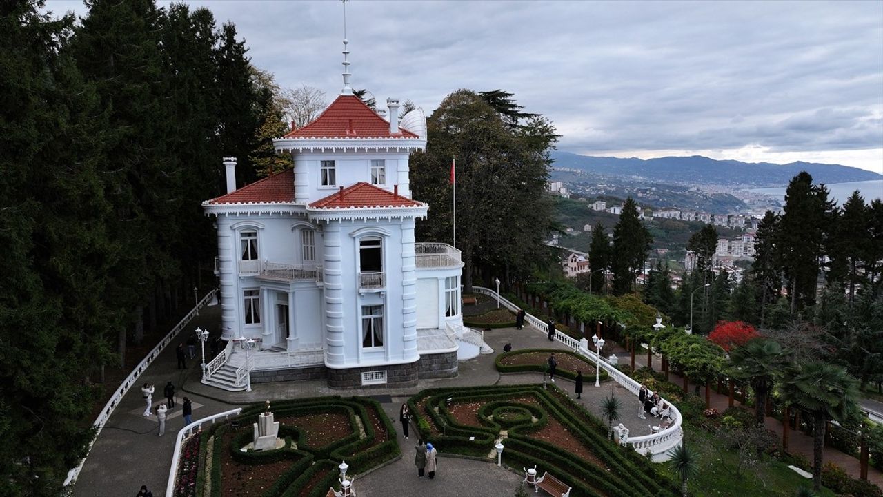 Trabzon'da Atatürk Köşkü'nde Ziyaretçi Yoğunluğu