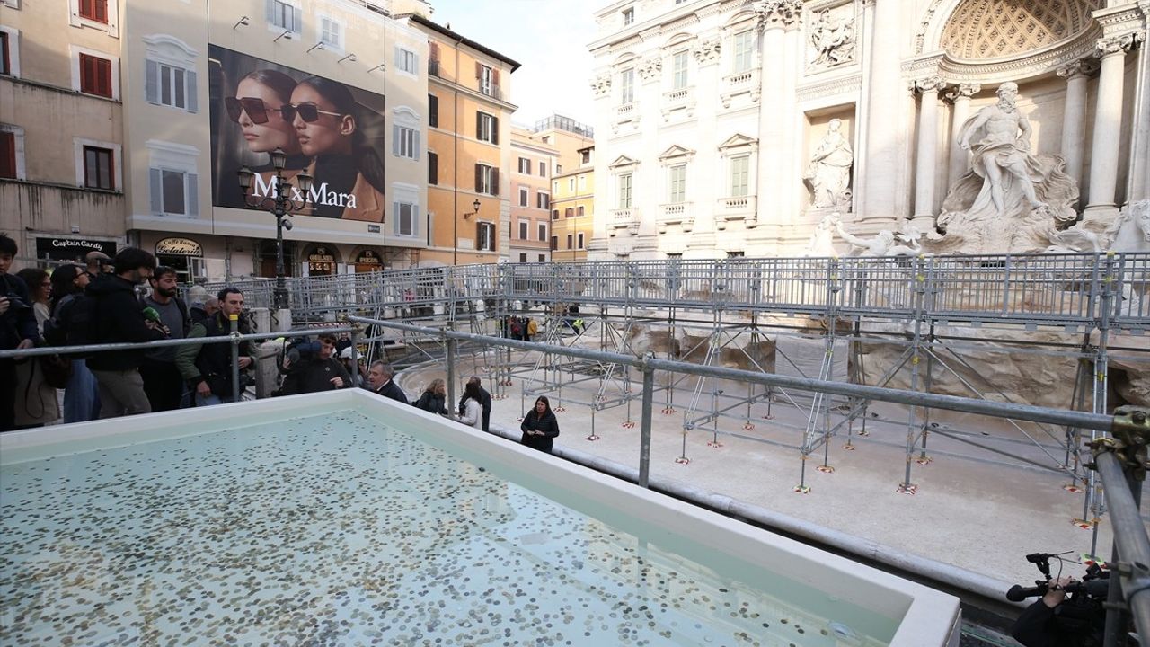 Trevi Çeşmesi'nde Portatif Yürüyüş Yolu Açıldı