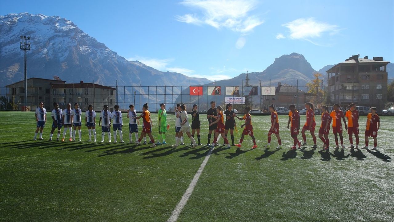 Turkcell Kadın Futbol Süper Ligi'nde Galatasaray Petrol Ofisi, Hakkarigücü'nü 2-1 Mağlup Etti