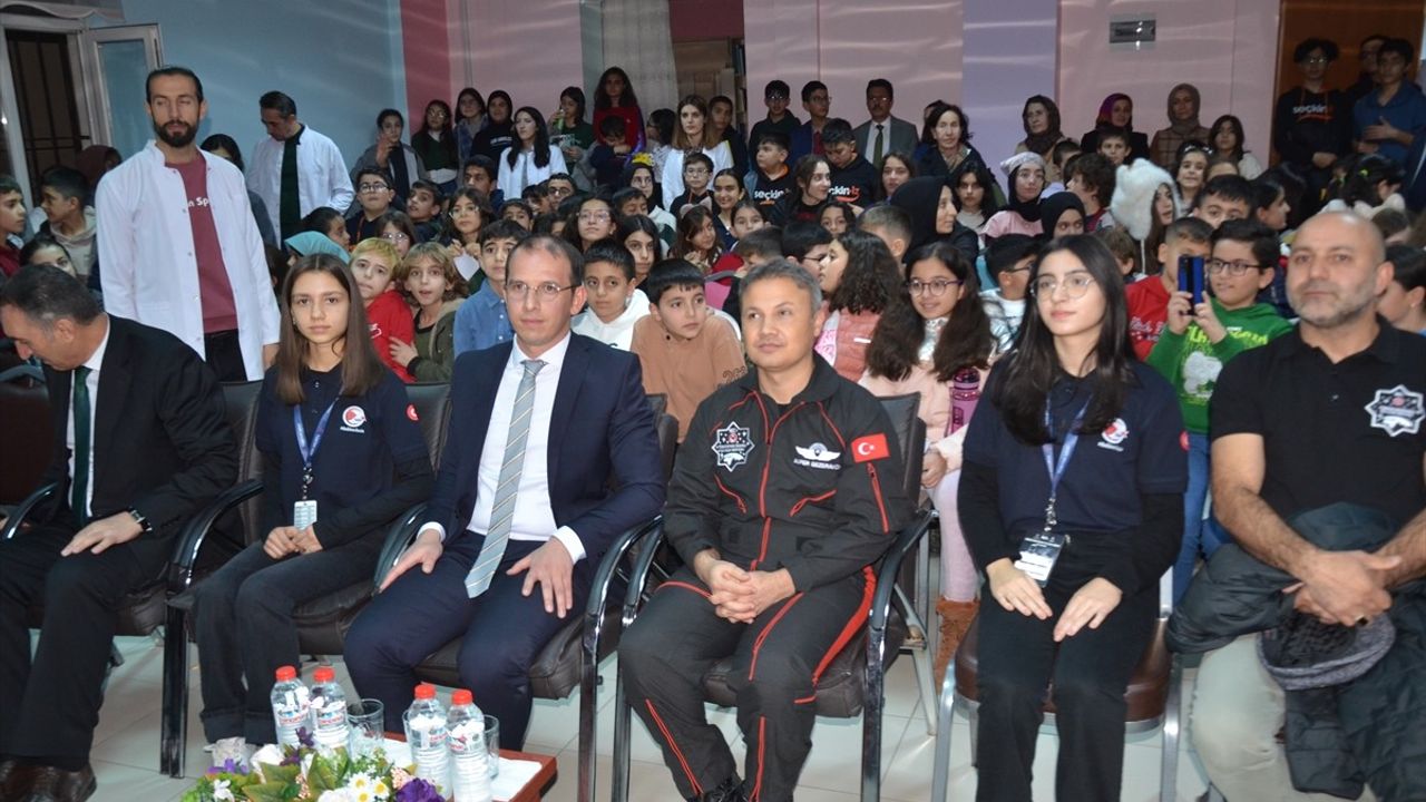 Türkiye'nin İlk Astronotu Alper Gezeravcı, Muş'ta Öğrencilerle Buluştu