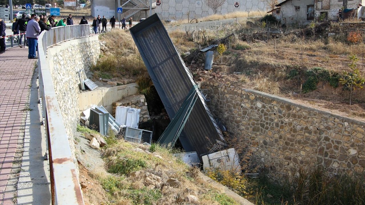 Uşak'ta Arıza Yapan Tır Dereye Düştü, Sürücü Yaralandı