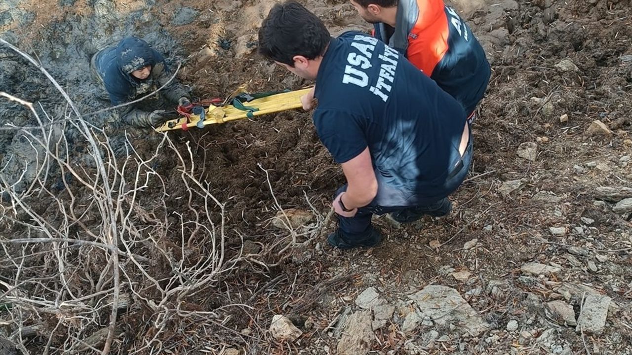 Uşak'ta Gölette Çamura Saplanan Genç Kurtarıldı