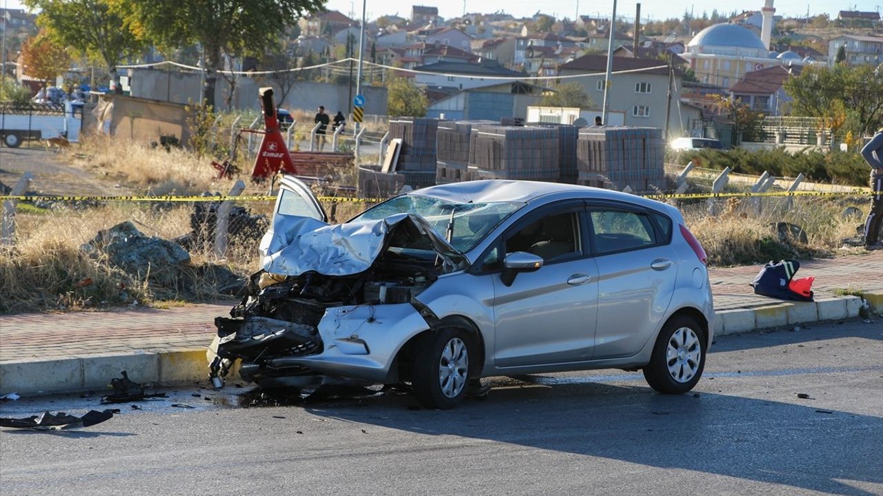 Uşak'ta Trafik Kazası: 2 Polis ve 4 Yaralı