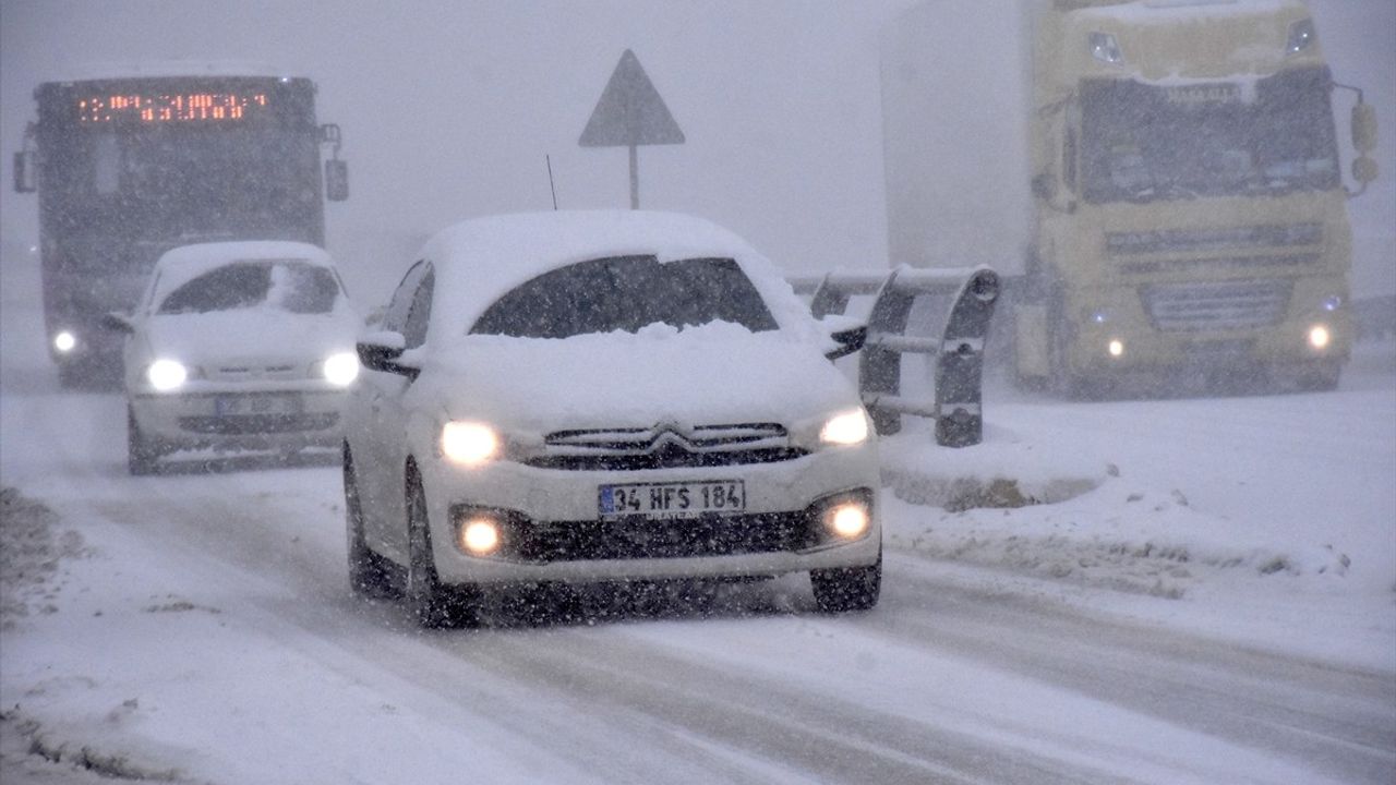 Van'da Kar Yağışı ve Tipi, Sürücülere Zor Anlar Yaşatıyor