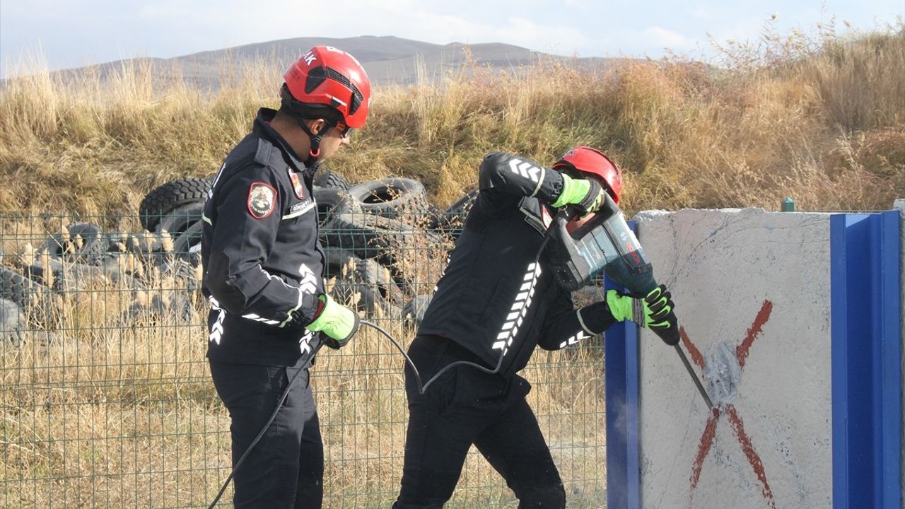 Van'daki Polis Arama Kurtarma Ekibi, Afetlere Hazırlık İçin Eğitimlerini Sürdürüyor