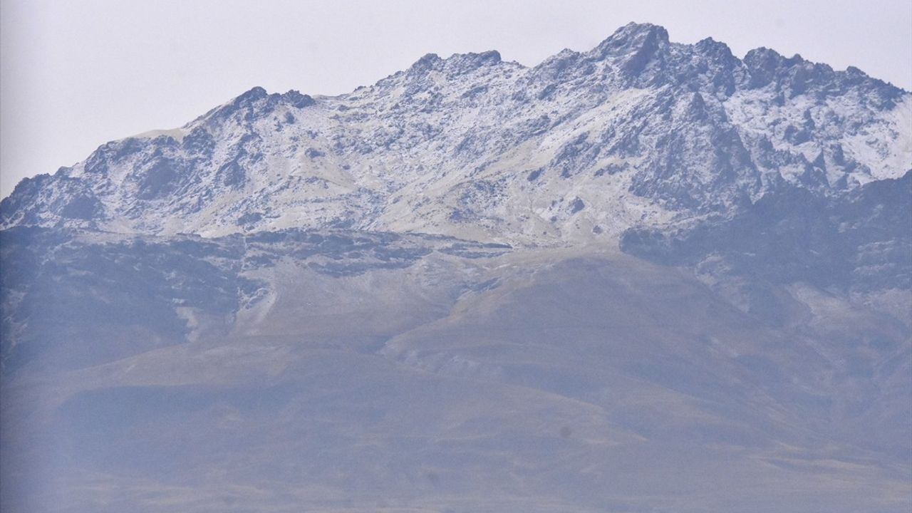 Van ile Hakkari'nin Yüksek Kesimlerinde Kar ve Sis Etkili Olmaya Devam Ediyor