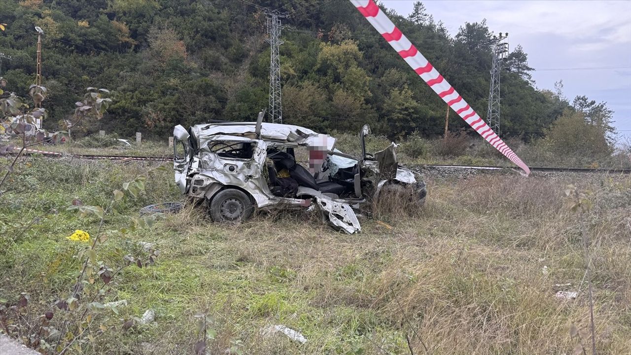 Zonguldak'ta trenin çarptığı hafif ticari araçta 1 ölü, 1 yaralı