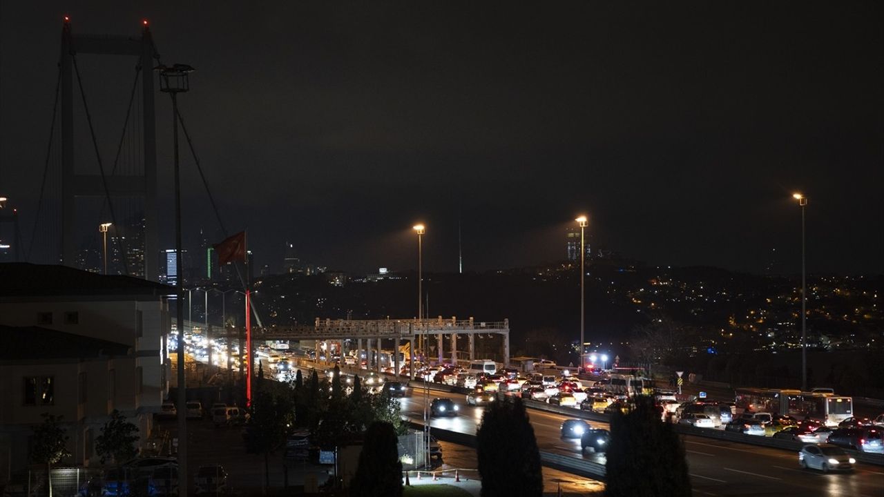 15 Temmuz Şehitler Köprüsü'nde Araç Yangını Nedeniyle Trafik Durdu