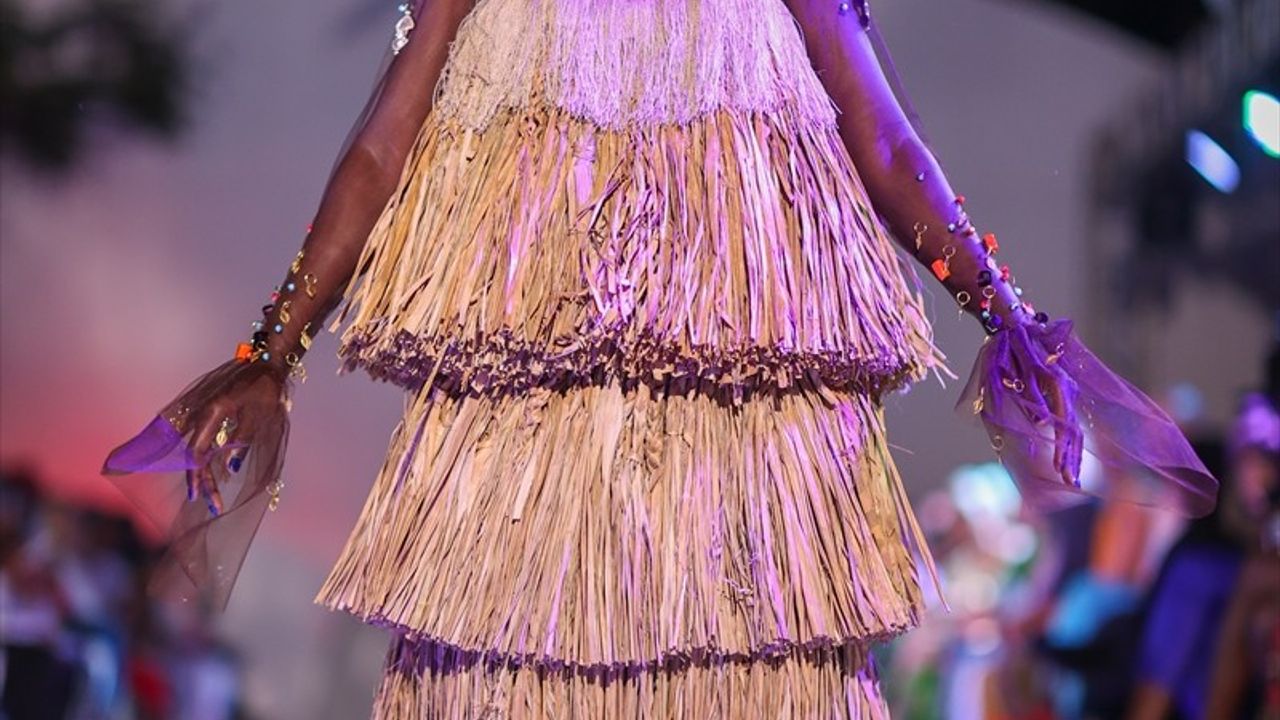 22. Dakar Moda Haftası'nda Yenilikçi Tasarımlar Sergilendi