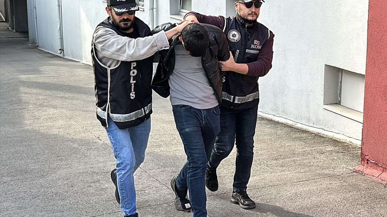 Adana'da Araçta 50 Ruhsatsız Tabanca Ele Geçirildi