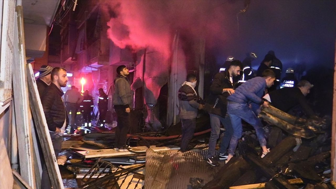 Adana'da Hurda Deposunda Yangın: 5 Kişi Hastaneye Kaldırıldı