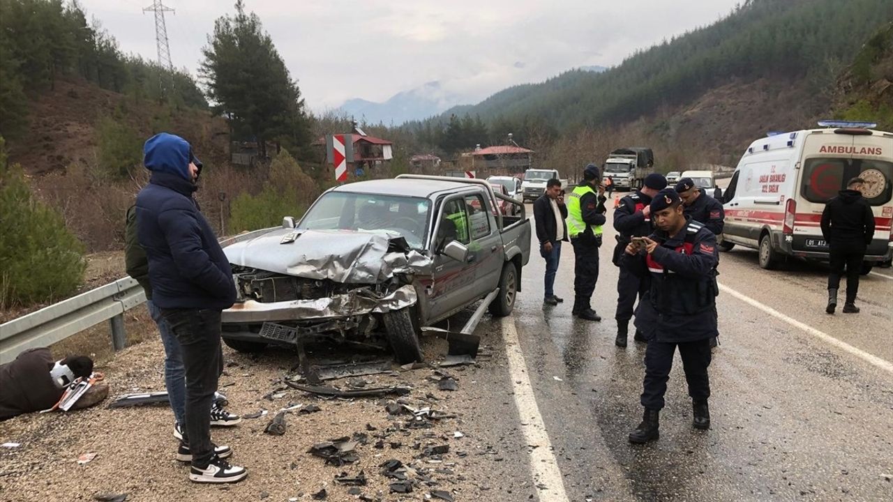 Adana'da Otomobil ile Kamyonet Çarpıştı: 6 Yaralı